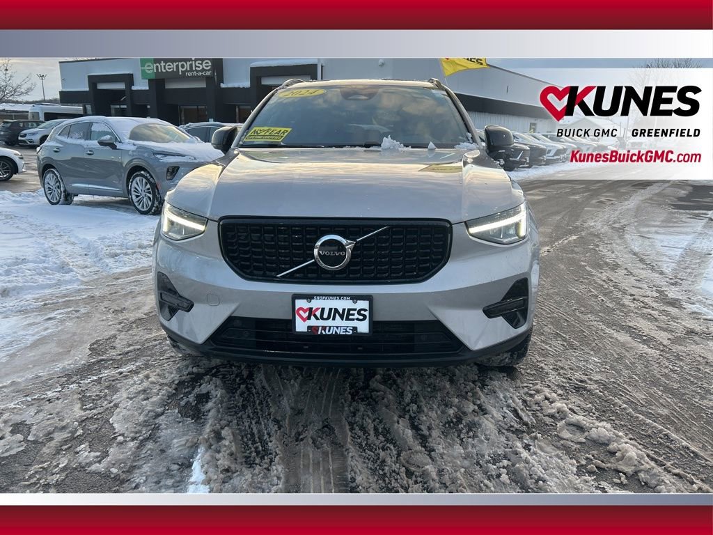 Used 2024 Volvo XC40 B5 Core image 13
