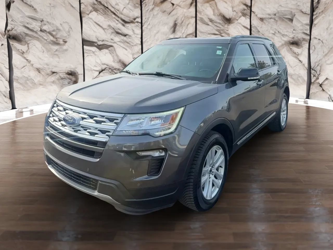 Used 2018 Ford Explorer XLT w/ Equipment Group 202A AWD/4WD image 3