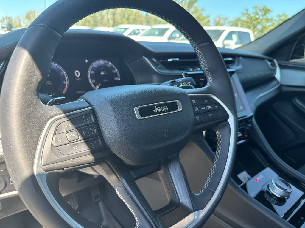 Used 2023 Jeep Grand Cherokee Altitude RWD image 16
