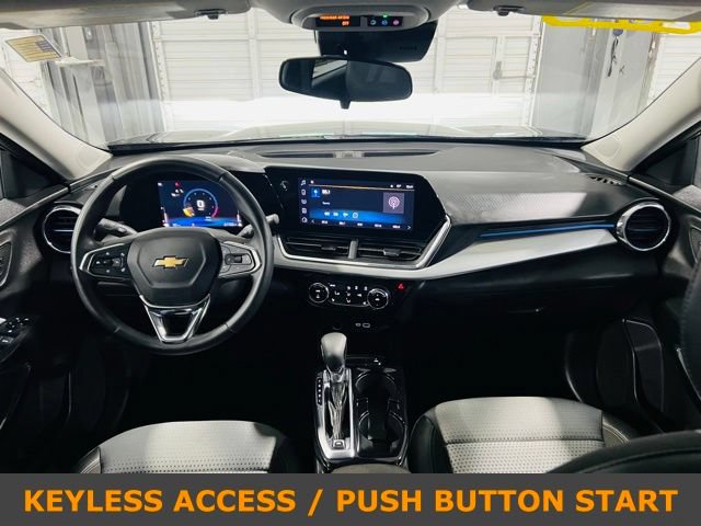 Used 2025 Chevrolet Trax LT w/ LT Convenience Package FWD image 4