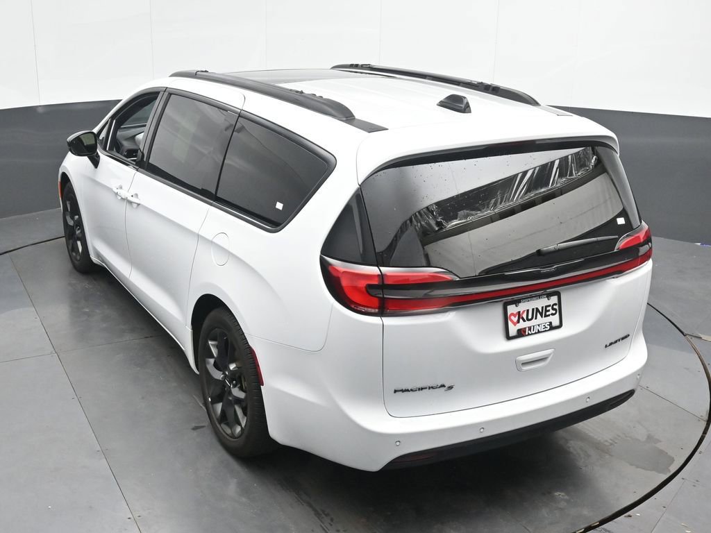 Used 2025 Chrysler Pacifica Limited FWD image 47