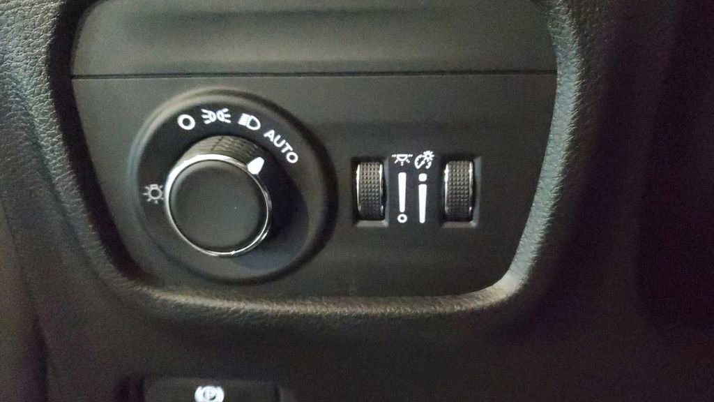 Used 2025 Jeep Grand Cherokee L Laredo image 25