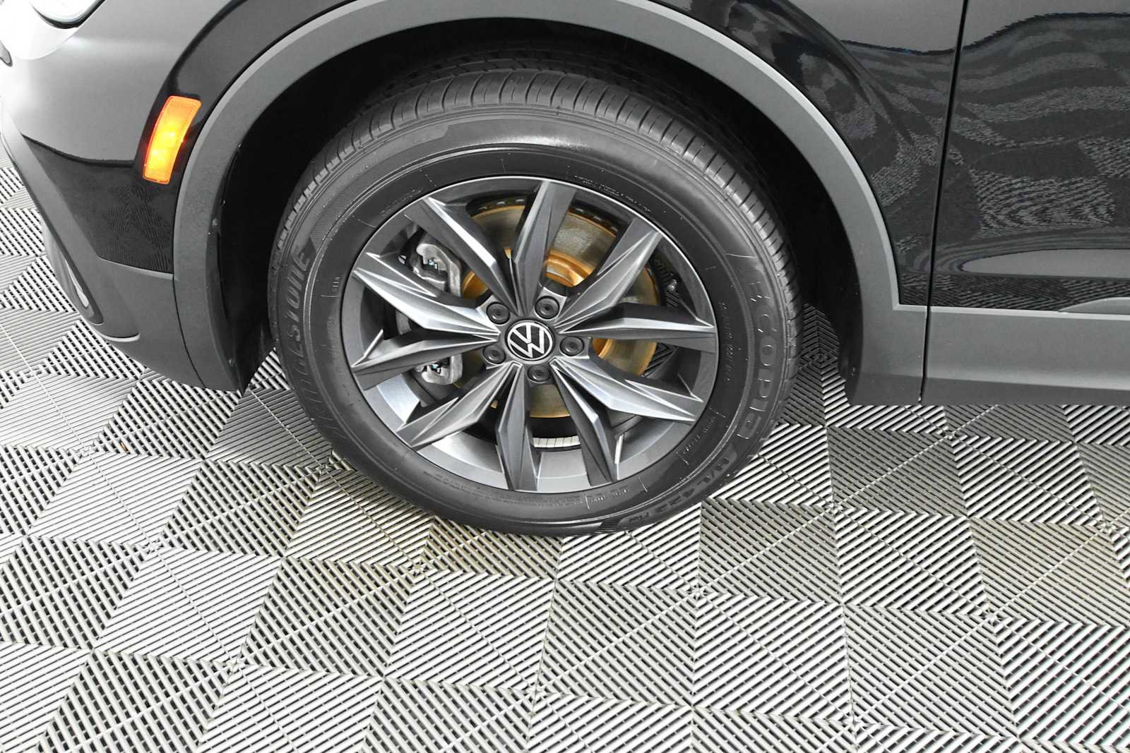 Certified 2023 Volkswagen Tiguan SE FWD image 28