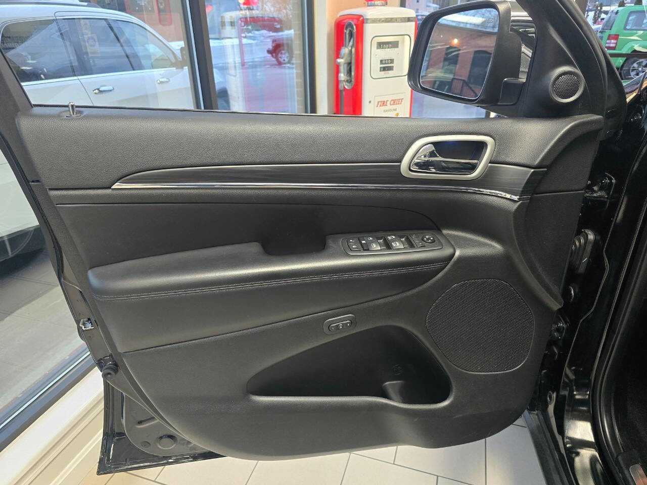 Used 2021 Jeep Grand Cherokee Limited AWD/4WD image 25
