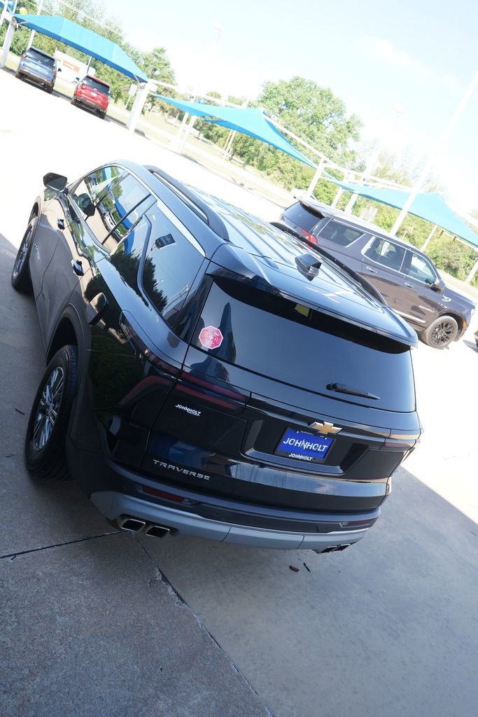 Used 2025 Chevrolet Traverse LT FWD image 11