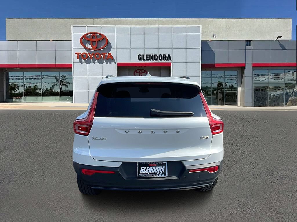 Used 2025 Volvo XC40 B5 Plus image 4