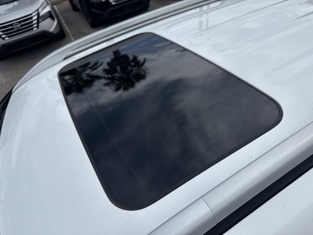 Used 2025 Hyundai Venue SEL FWD image 32