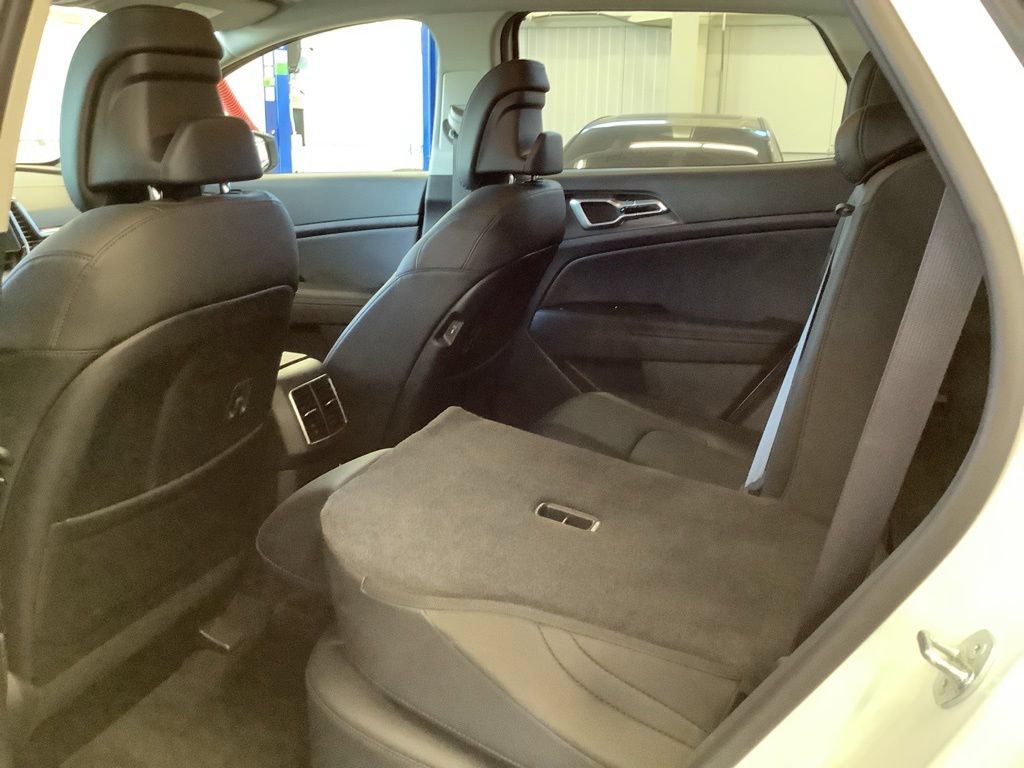 Used 2023 Kia Sportage EX AWD/4WD image 12