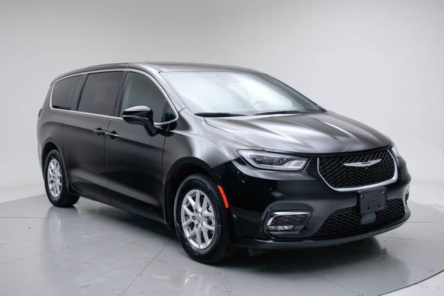 Used 2025 Chrysler Pacifica Select FWD image 7
