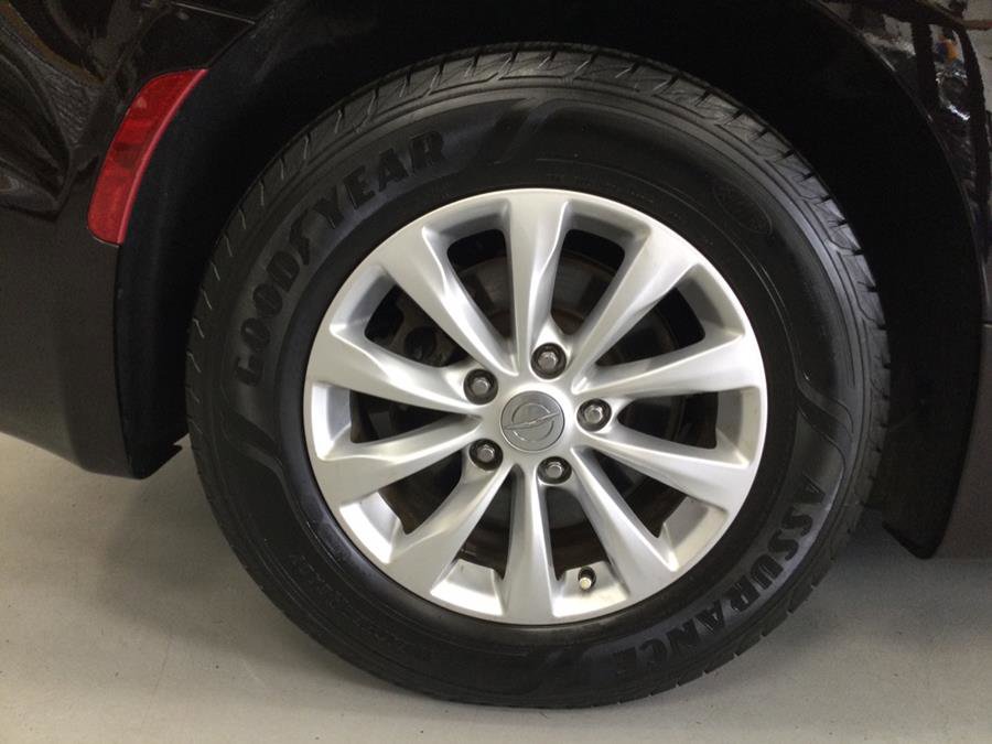 Used 2019 Chrysler Pacifica Touring-L image 31