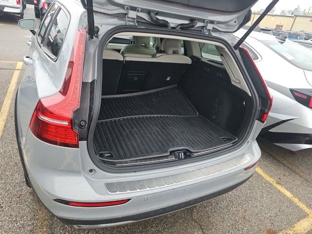 Used 2025 Volvo V60 B5 Cross Country Plus AWD/4WD image 16