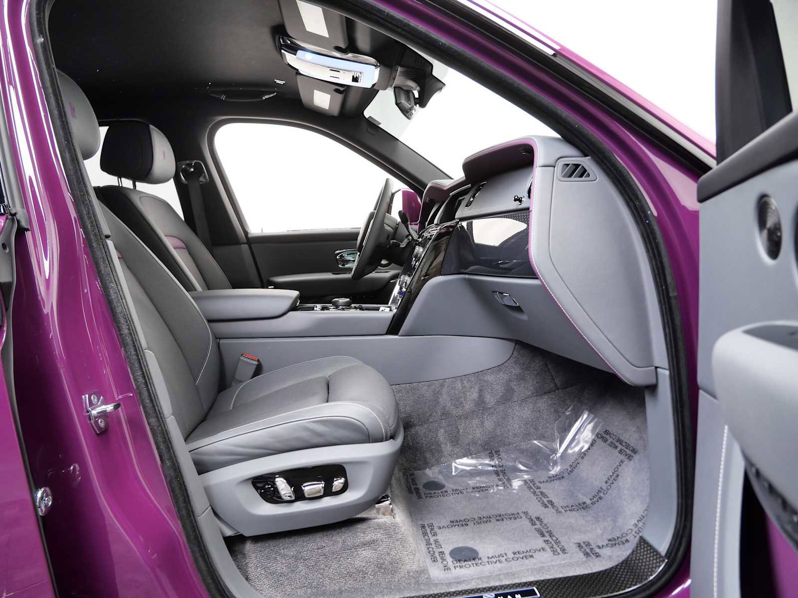 Used 2022 Rolls-Royce Cullinan Black Badge w/ Dark Exterior Package image 13