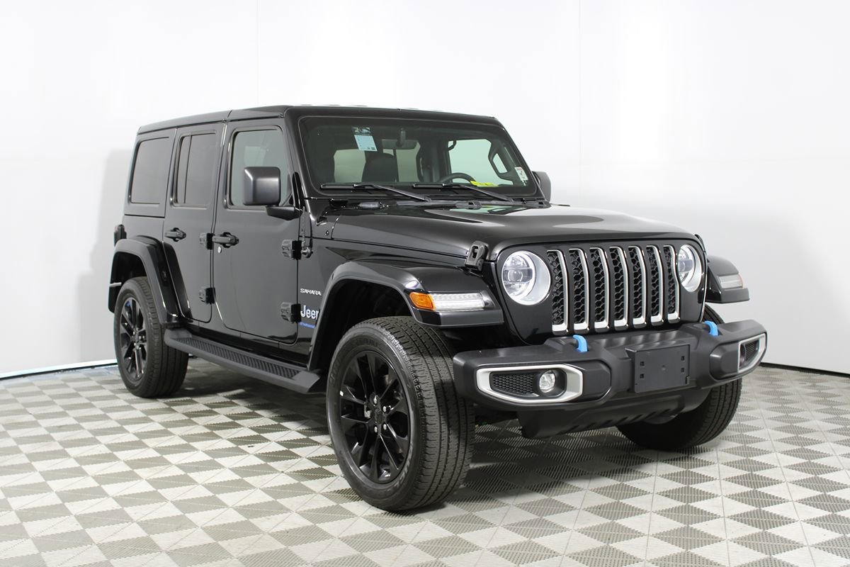 Used 2023 Jeep Wrangler Sahara AWD/4WD image 32