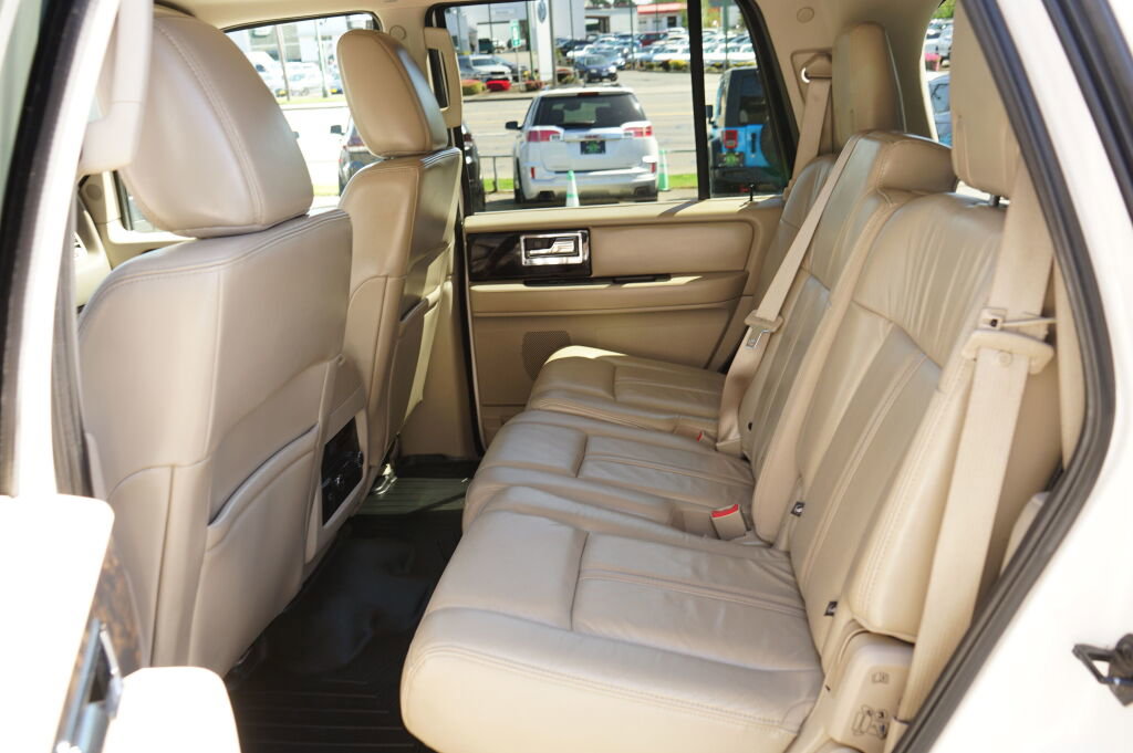 Used 2016 Lincoln Navigator Select AWD/4WD image 16