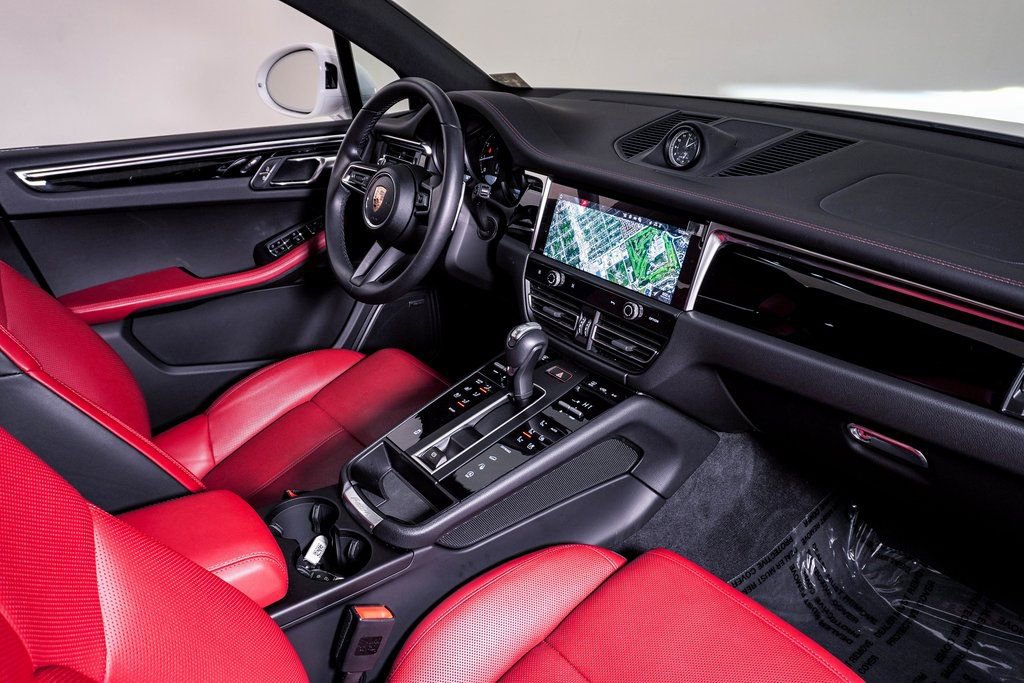 Certified 2025 Porsche Macan image 14