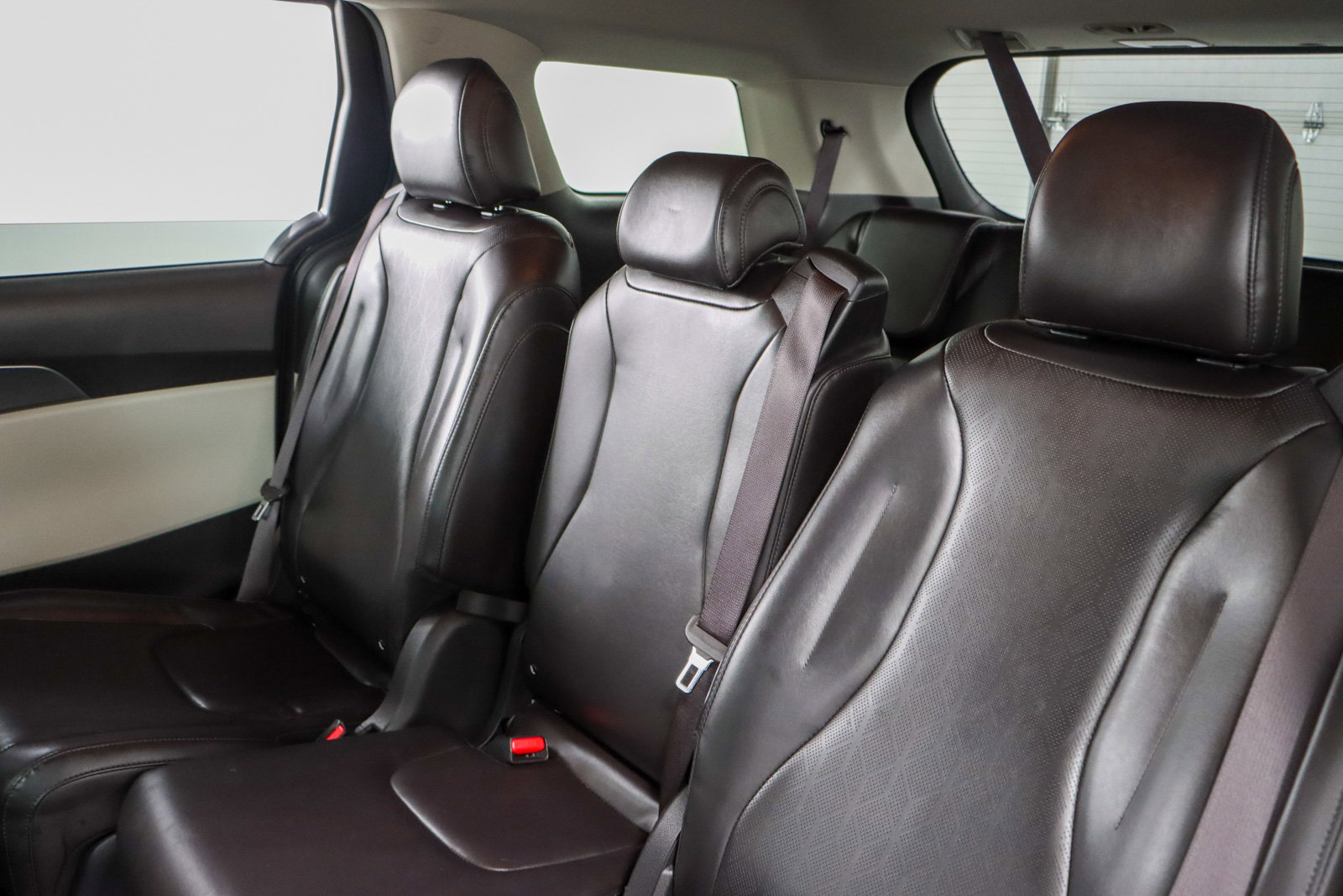 Used 2024 Kia Carnival LX image 24