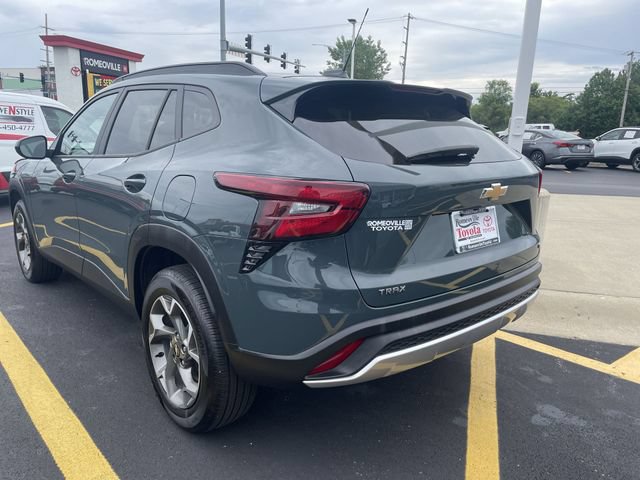 Used 2025 Chevrolet Trax LT FWD image 31