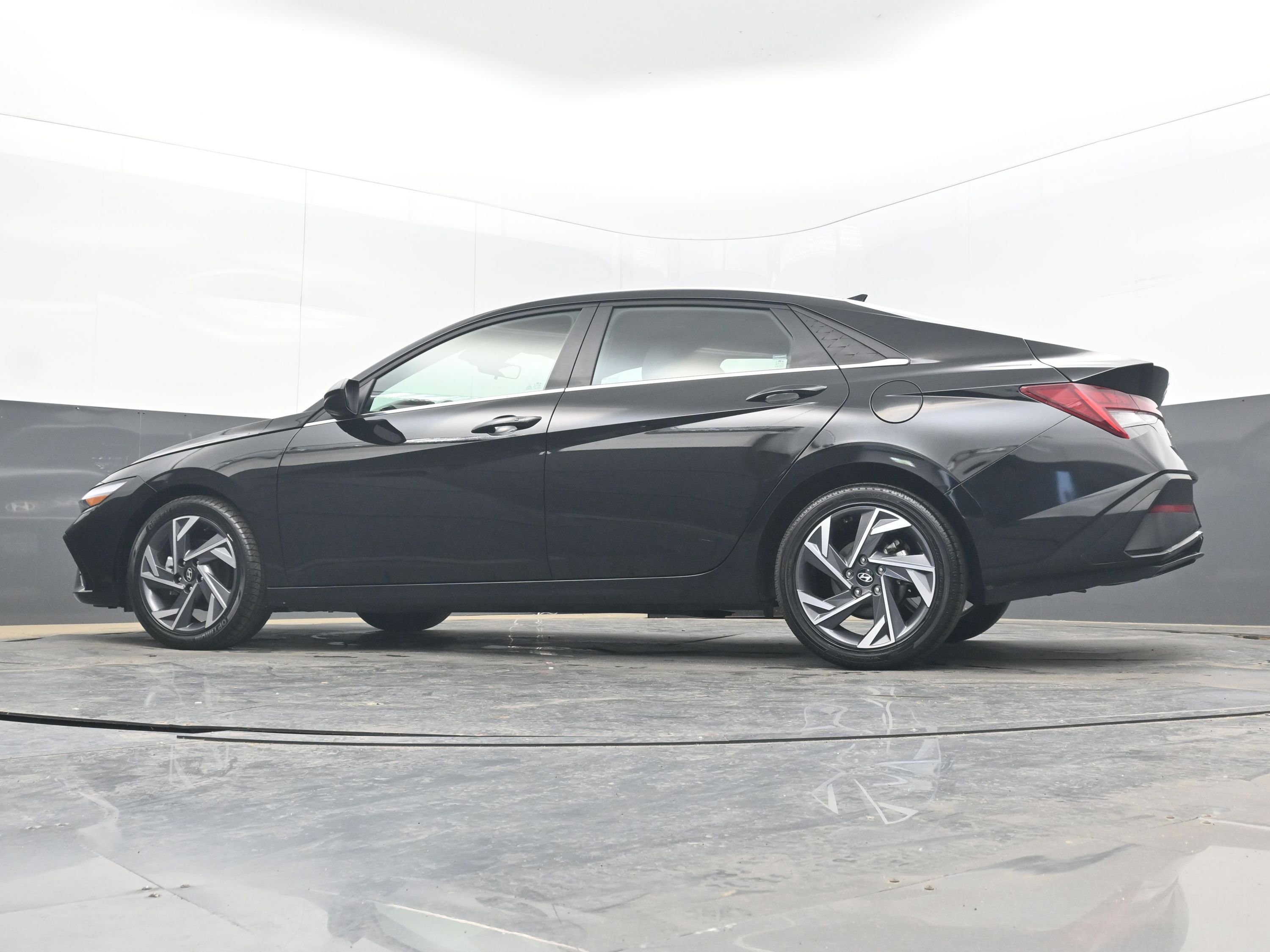 Used 2025 Hyundai Elantra SEL image 28