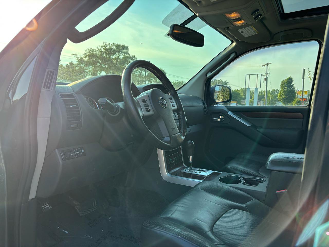 Used 2010 Nissan Pathfinder LE w/ Navigation Pkg AWD/4WD image 16