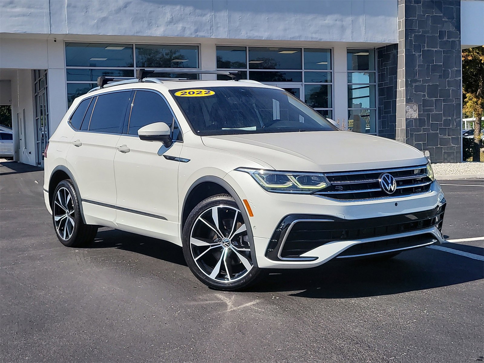 Used 2022 Volkswagen Tiguan SEL R-Line image 2