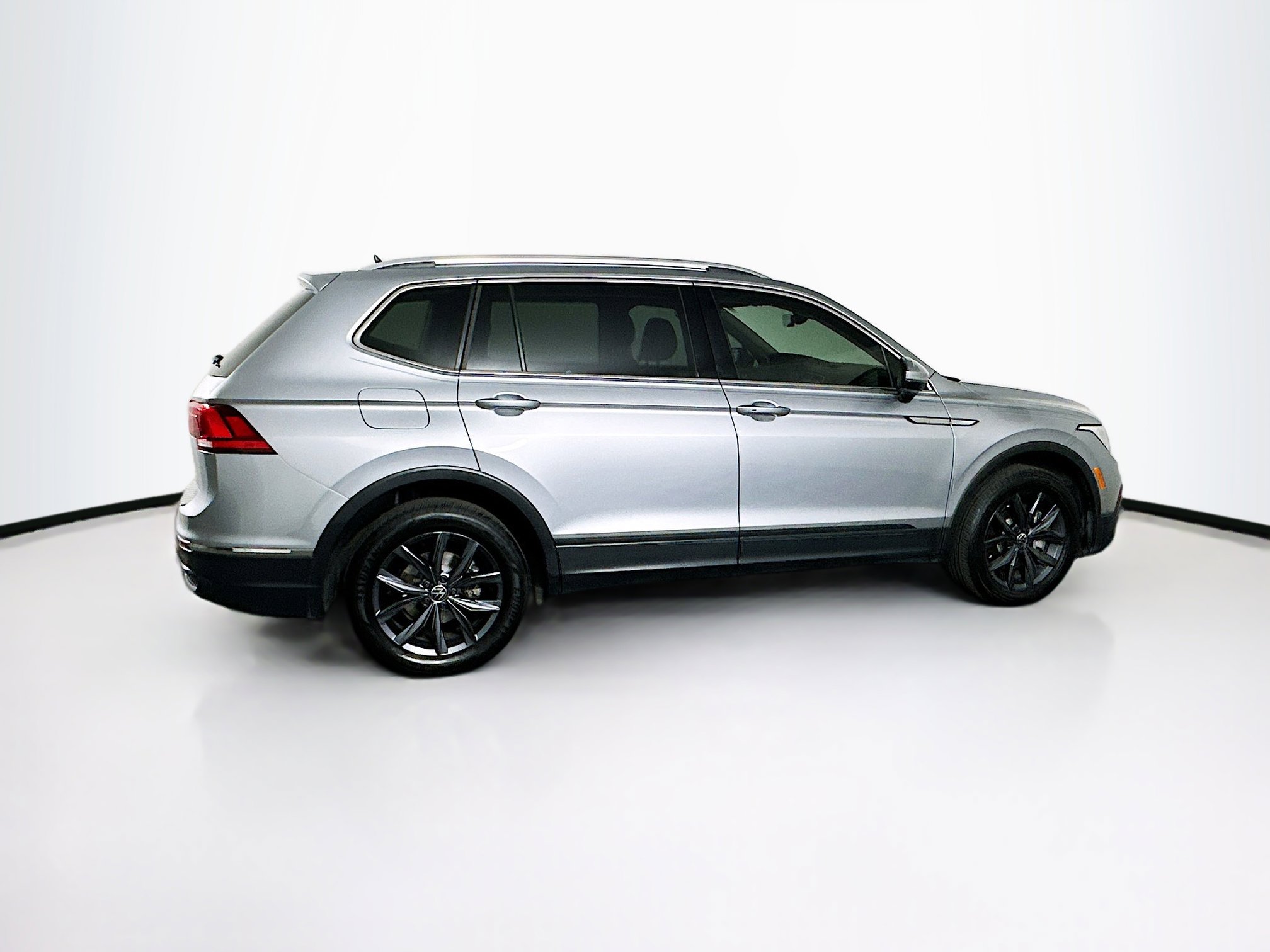 Used 2023 Volkswagen Tiguan SE image 10