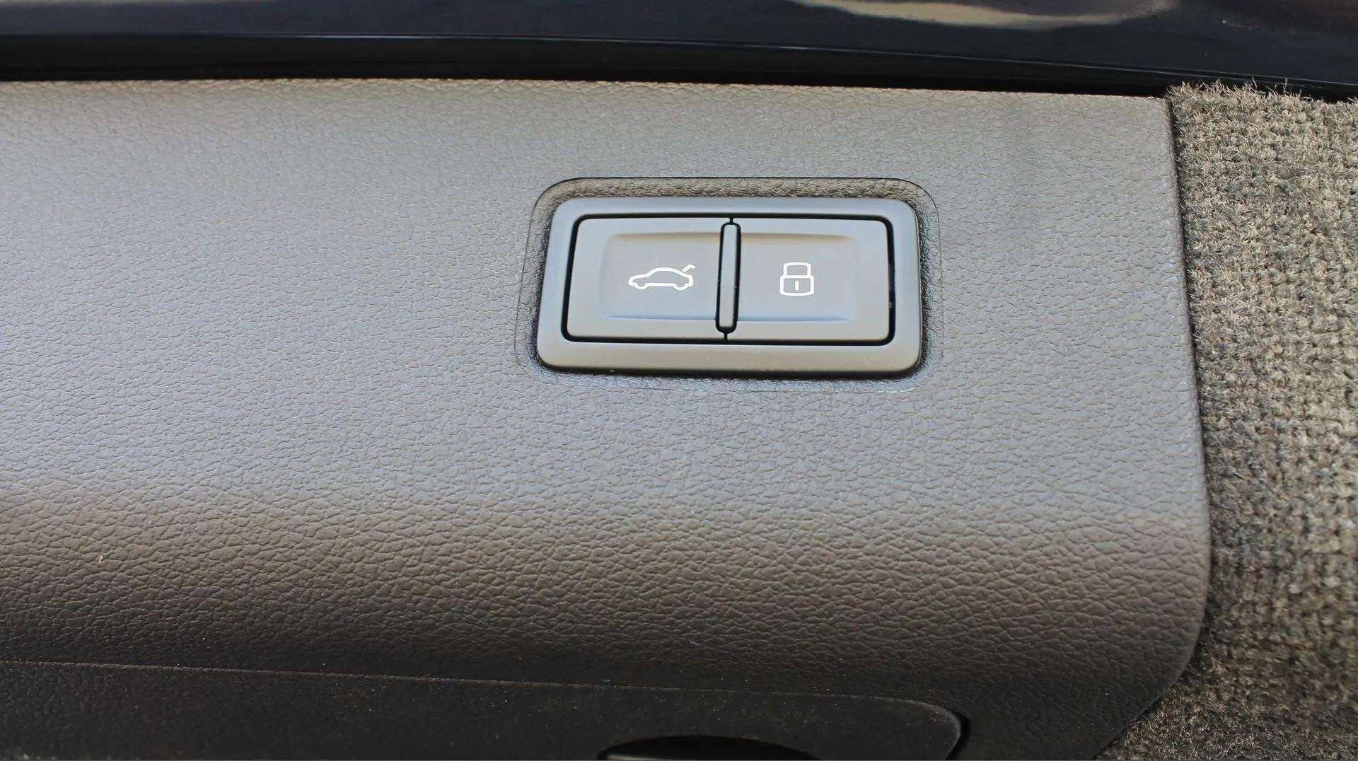 Used 2024 Bentley Bentayga Extended Wheelbase image 54