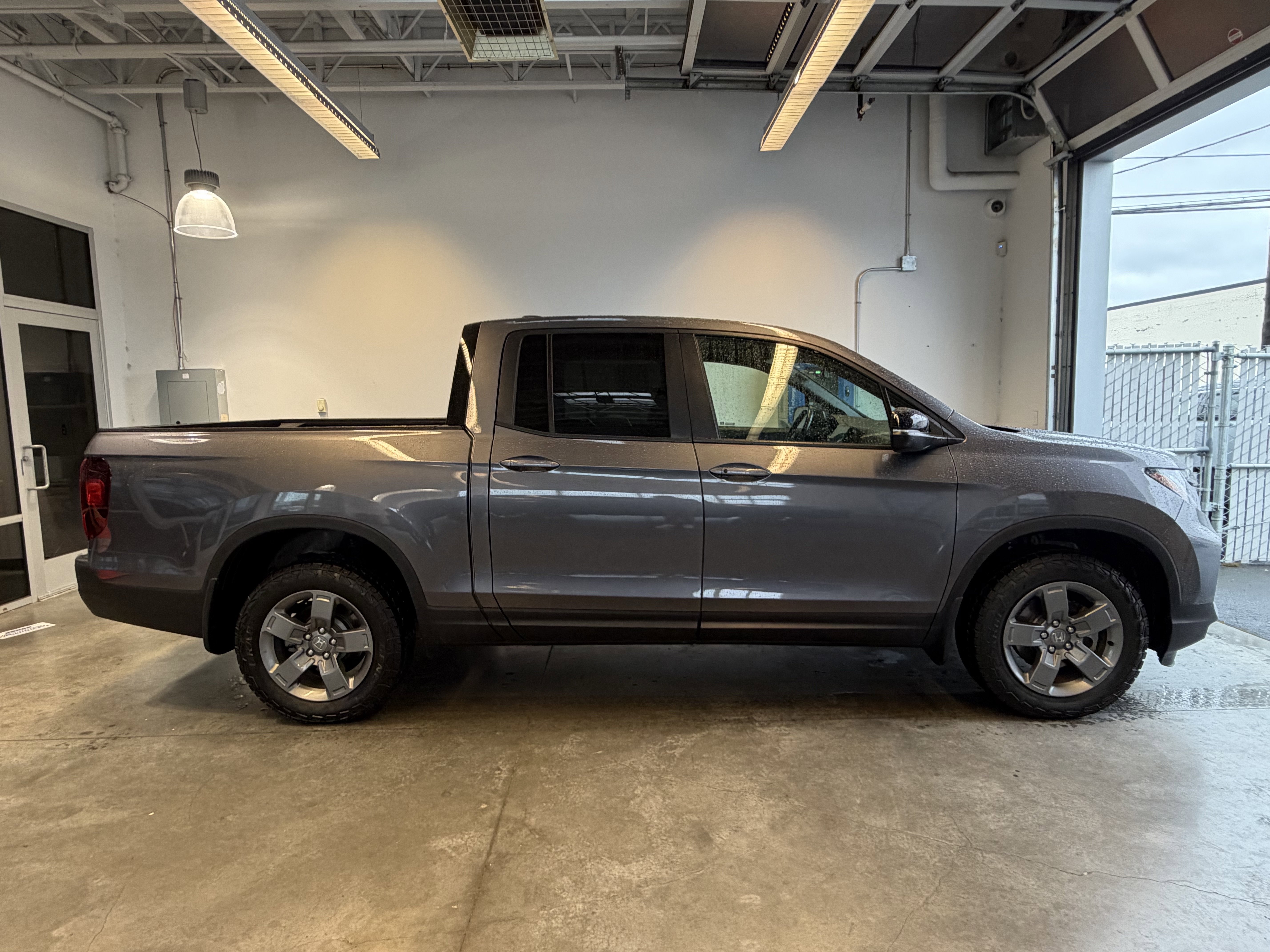 Used 2025 Honda Ridgeline TrailSport image 2
