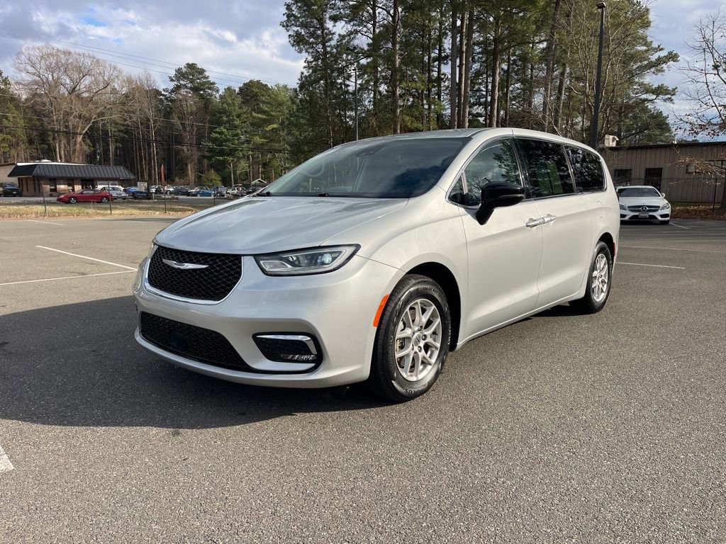 Used 2024 Chrysler Pacifica Touring-L image 2