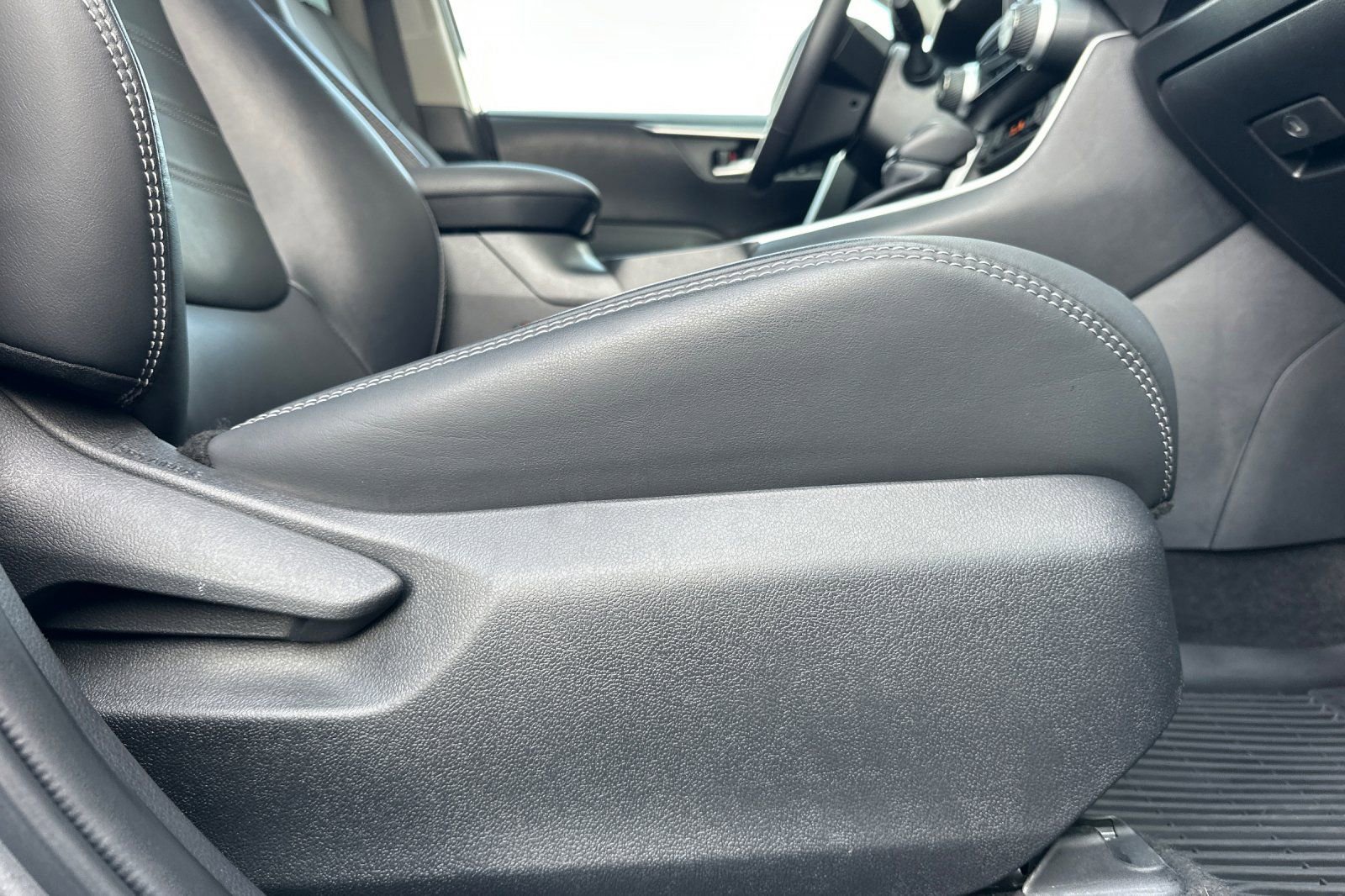 Used 2023 Toyota RAV4 XLE Premium image 24