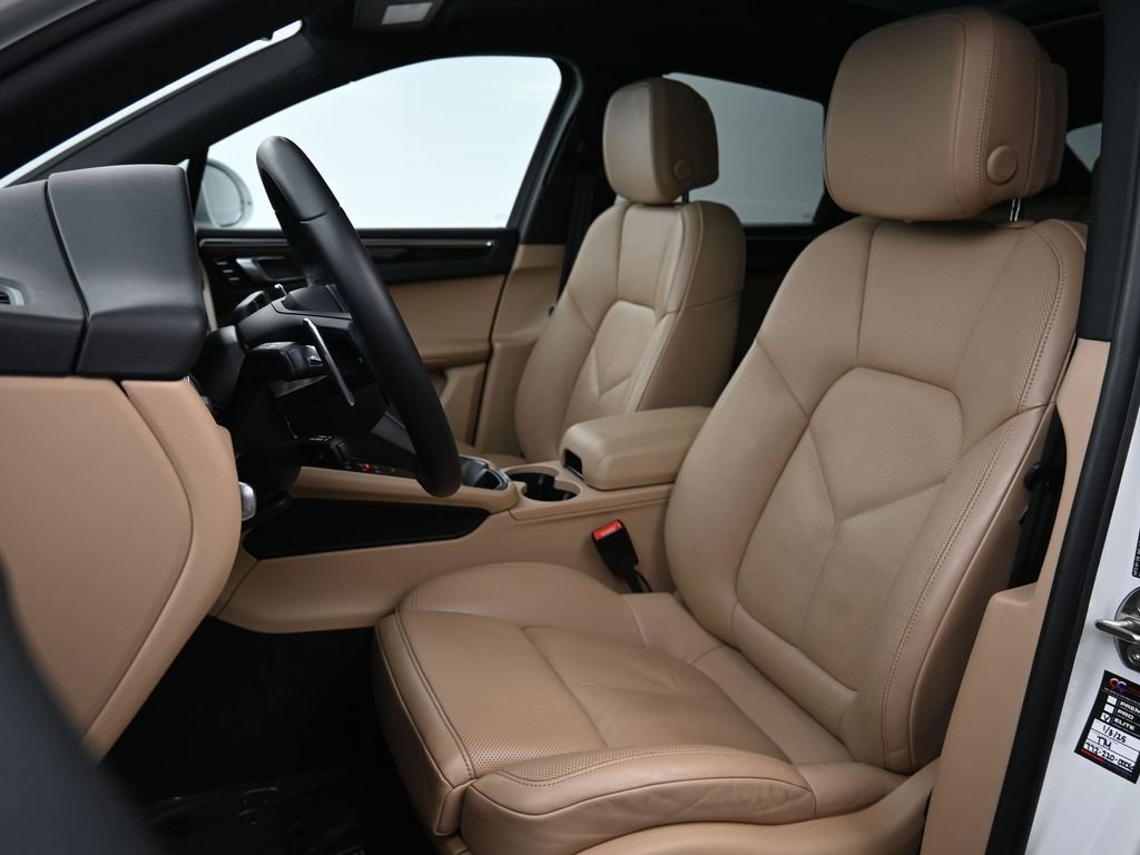 Certified 2023 Porsche Macan AWD/4WD image 5