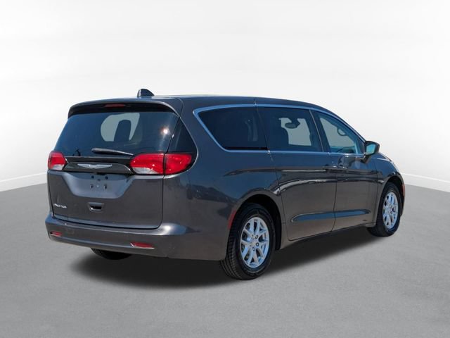 Used 2017 Chrysler Pacifica Touring FWD image 3