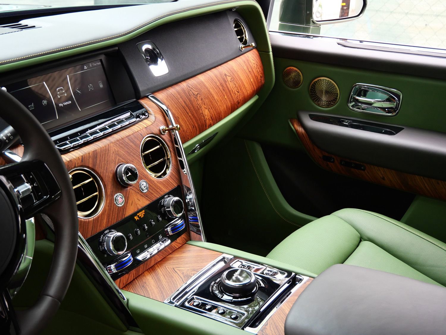 Used 2023 Rolls-Royce Cullinan w/ Cullinan Package image 27