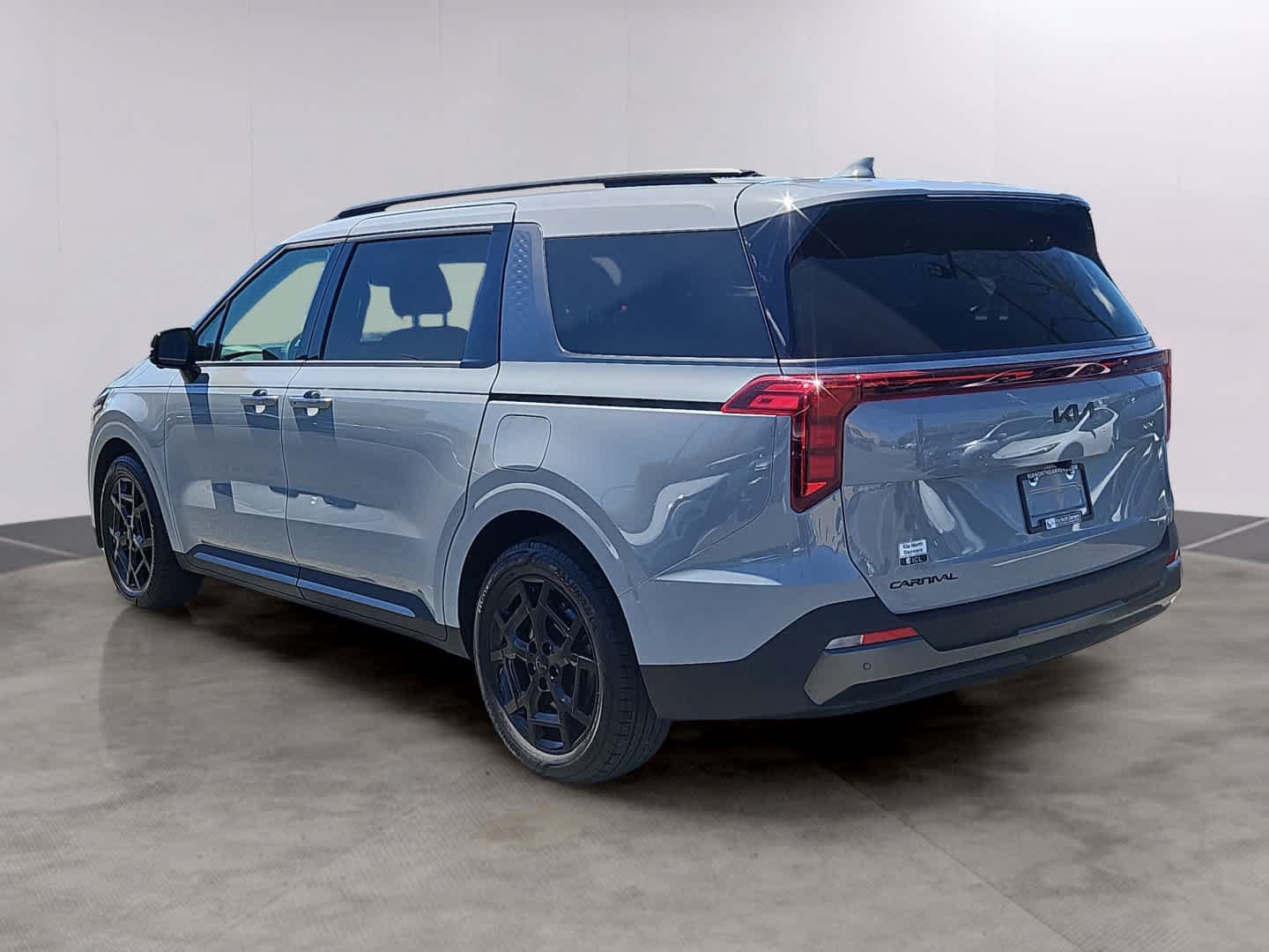 Used 2026 Kia Carnival SX w/ SX Dark Edition Package FWD image 6