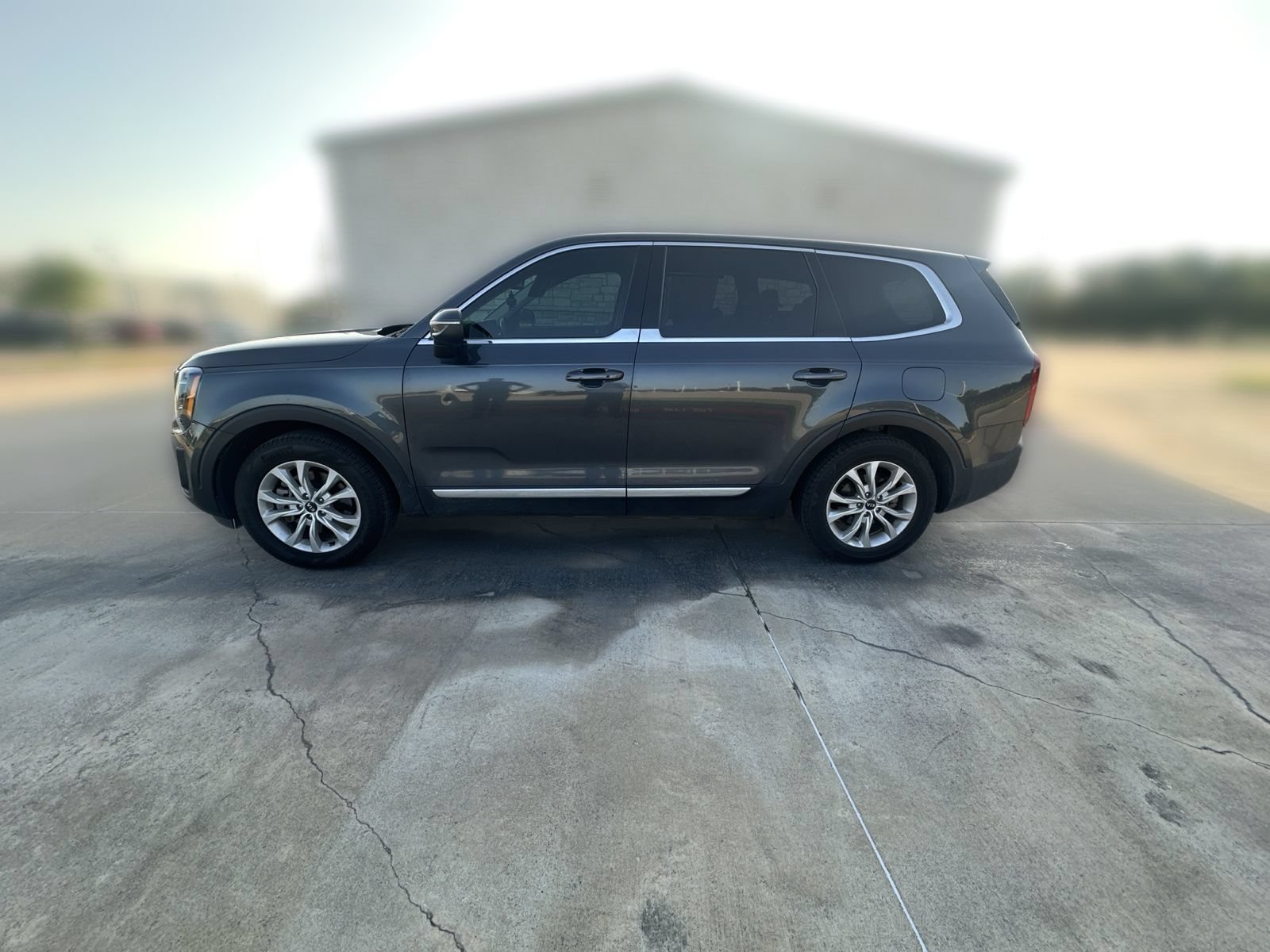 Used 2020 Kia Telluride LX FWD image 2