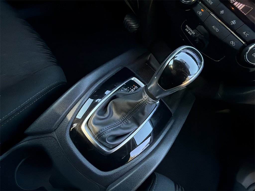 Used 2017 Nissan Rogue SV image 9