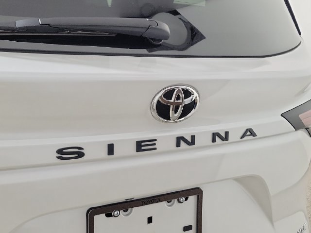 Used 2026 Toyota Sienna XLE FWD image 9