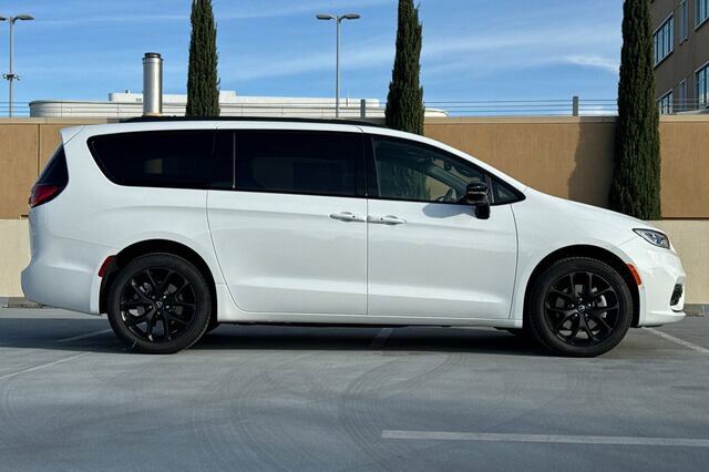 New 2026 Chrysler Pacifica Limited w/ S Appearance Package image 3