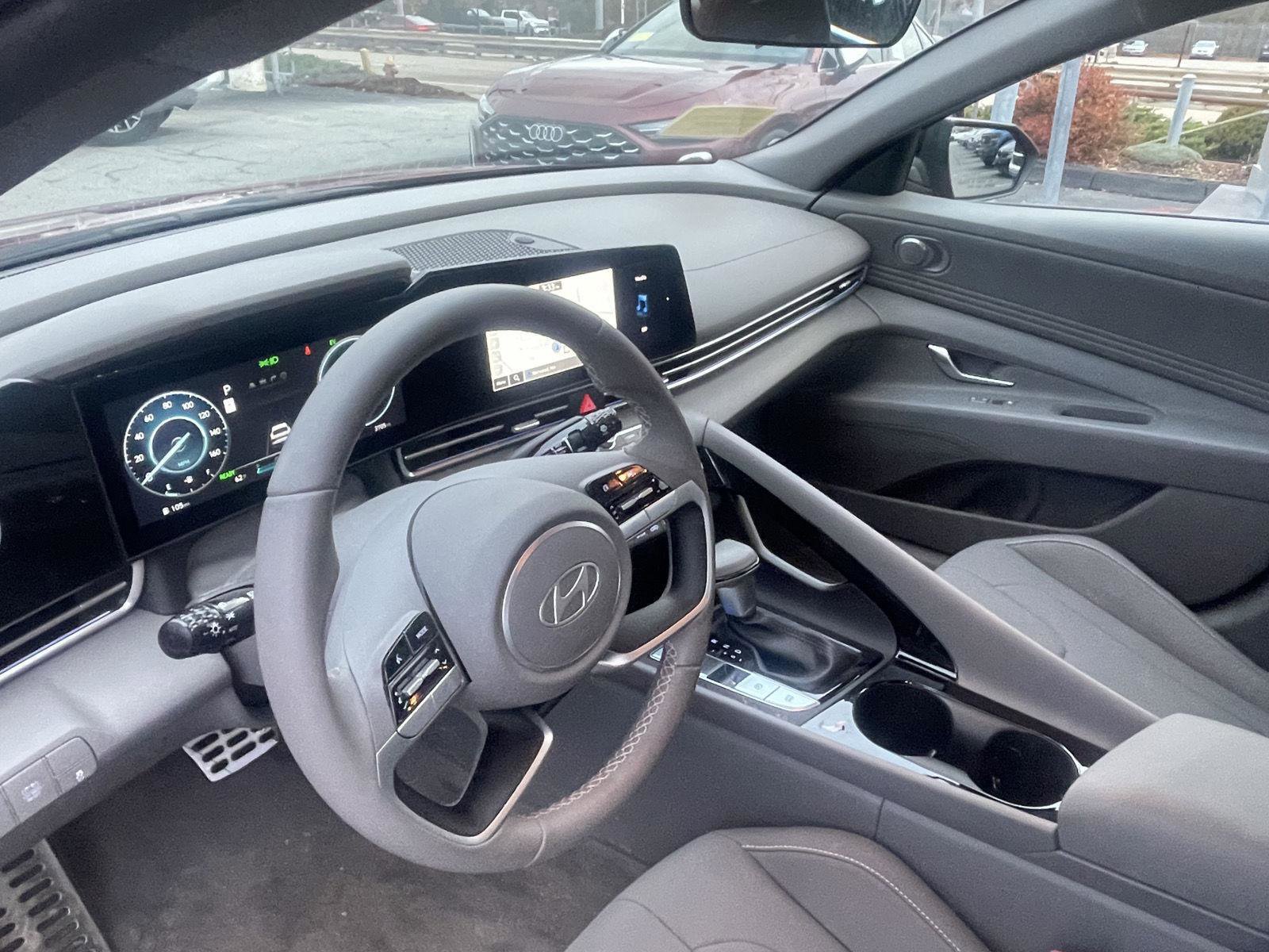 Used 2025 Hyundai Elantra SEL image 10