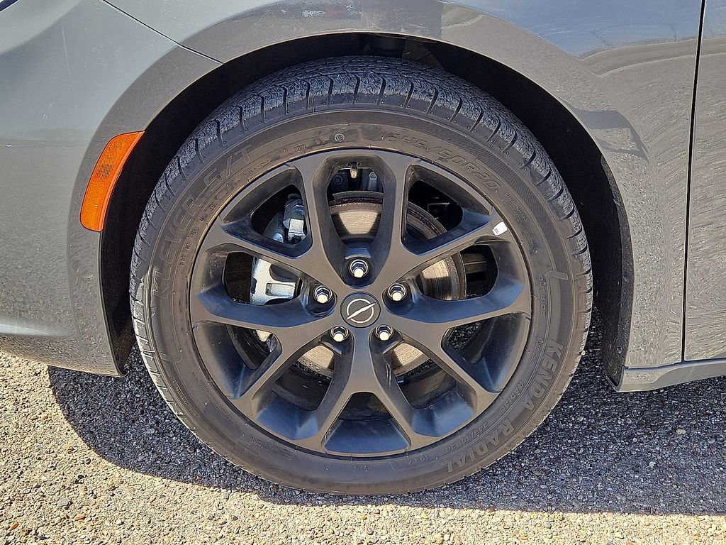 Used 2025 Chrysler Pacifica Limited image 10