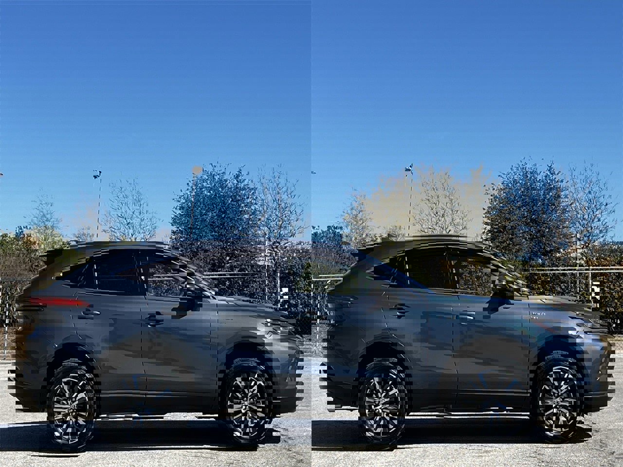 Used 2021 Toyota Venza LE image 3