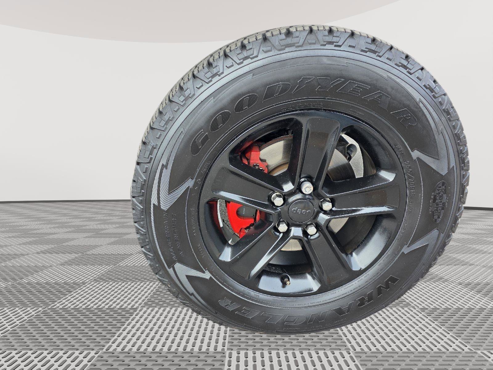 Used 2018 Jeep Wrangler Unlimited Sahara w/ Dual Top Group image 24