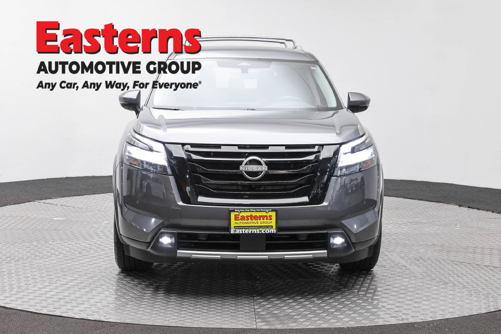 Used 2024 Nissan Pathfinder SL w/ Black Appearance Package AWD/4WD image 3