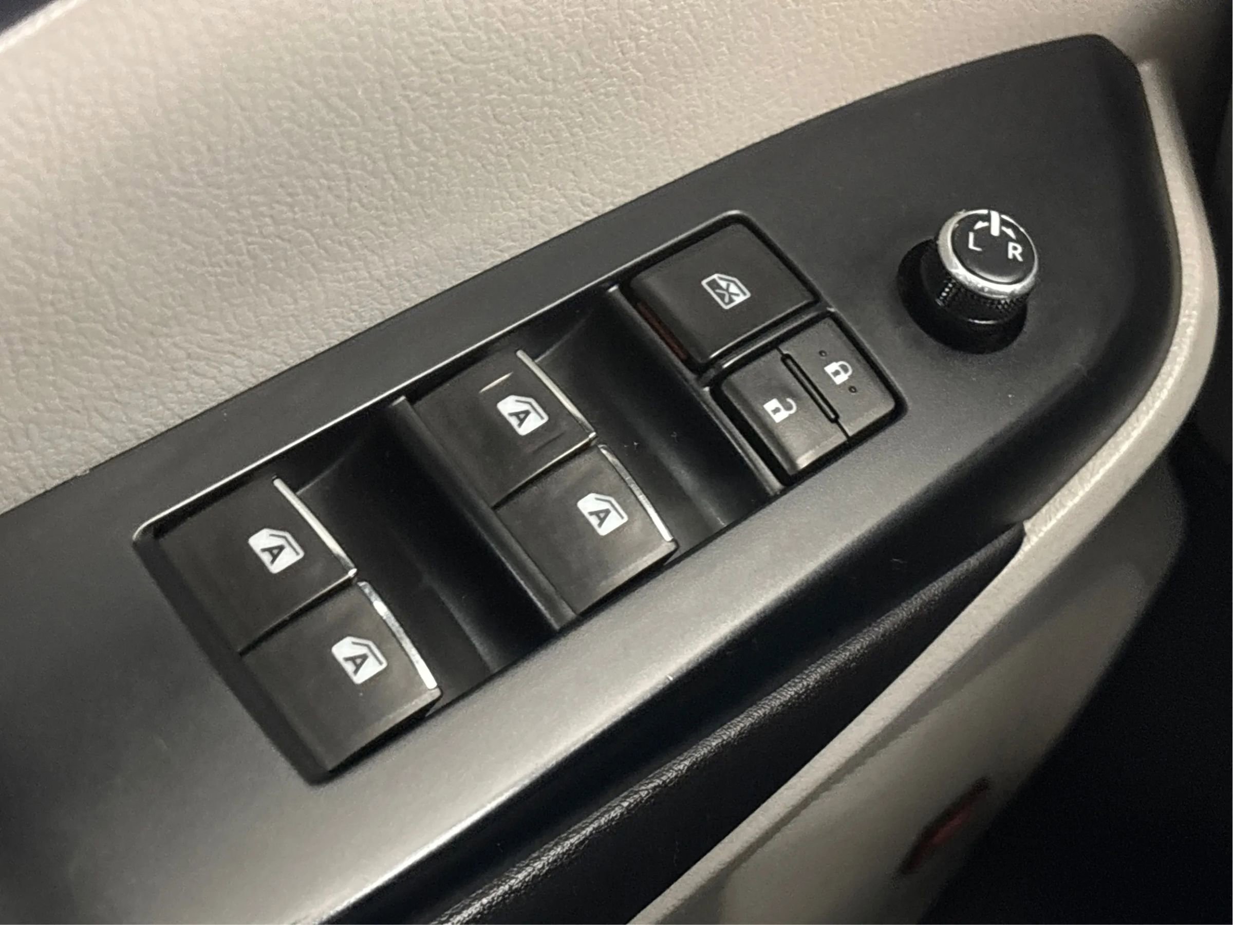 Used 2016 Toyota Highlander Limited image 43