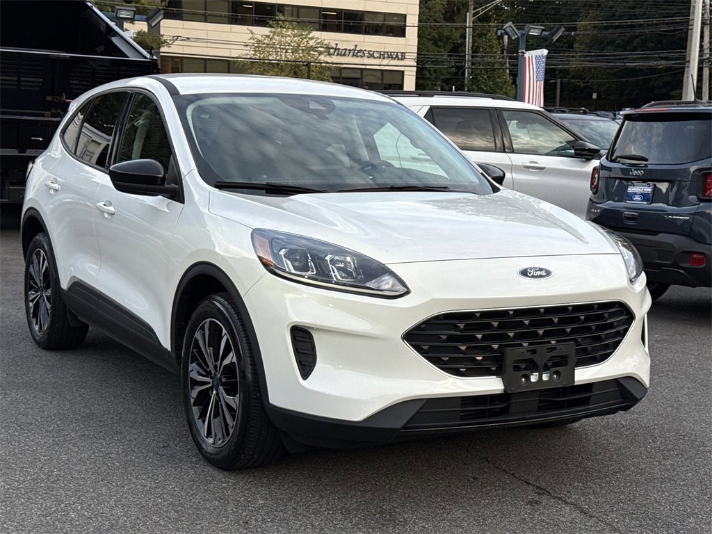 Used 2022 Ford Escape SE w/ SE Sport Appearance Package image 1