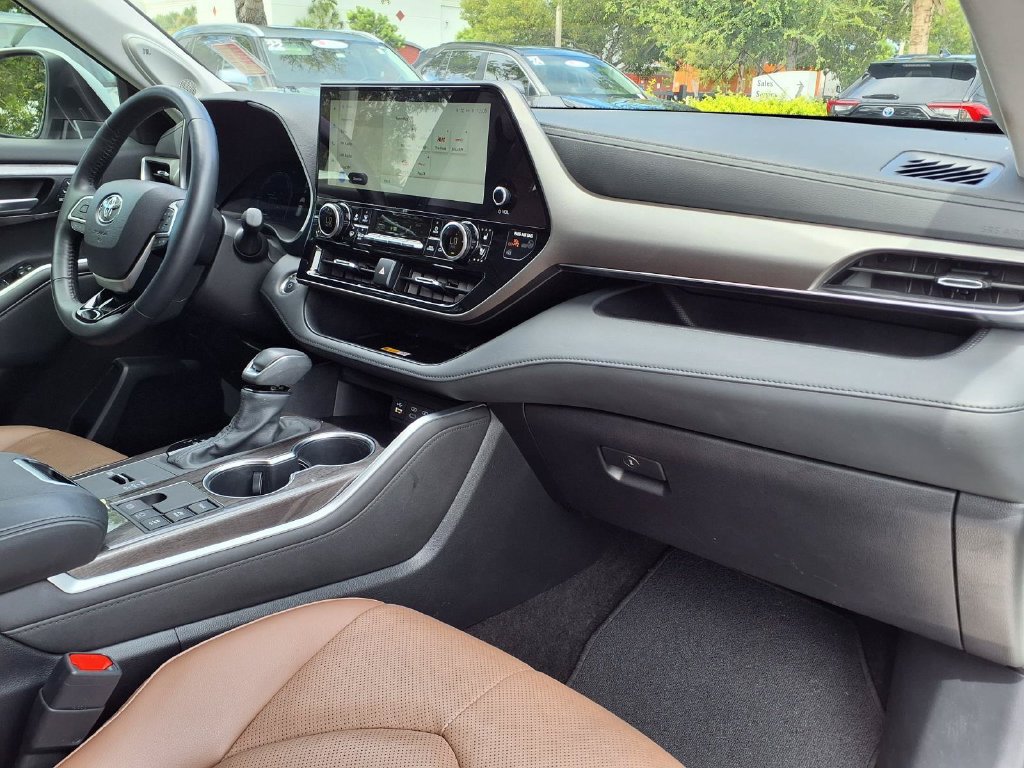 Used 2025 Toyota Highlander Limited AWD/4WD image 11