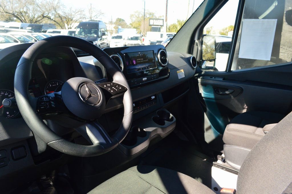 Used 2025 Mercedes-Benz Sprinter 2500 image 8