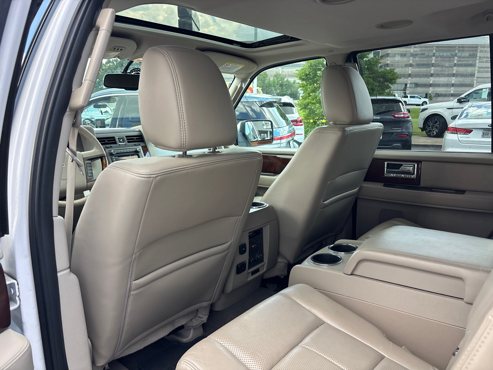 Used 2014 Lincoln Navigator L 4WD image 26