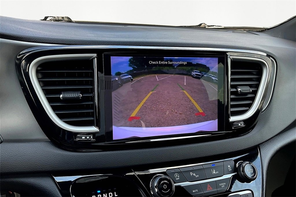 Used 2025 Chrysler Pacifica Select image 21