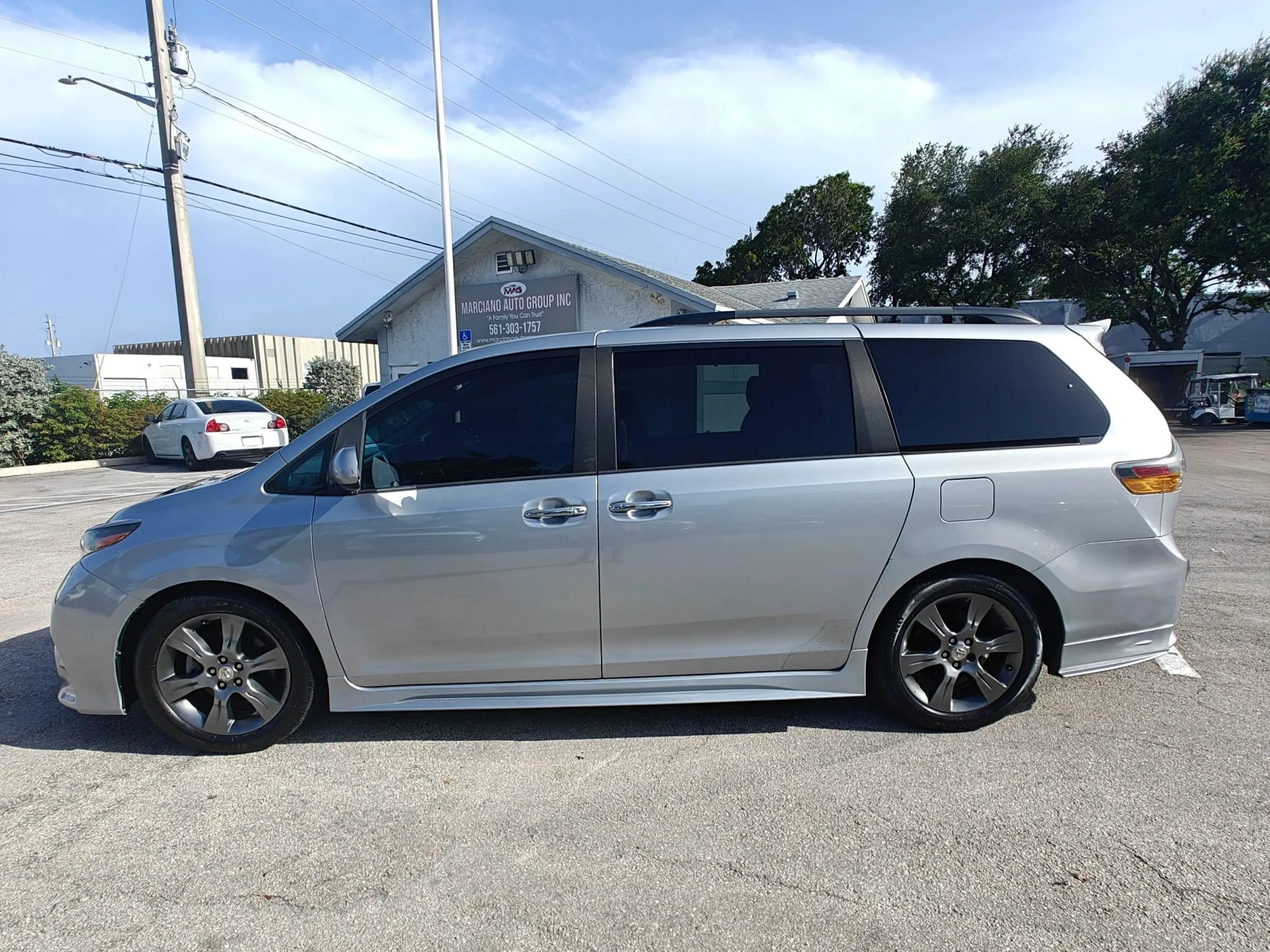 Used 2015 Toyota Sienna SE w/ SE Preferred Package FWD image 3