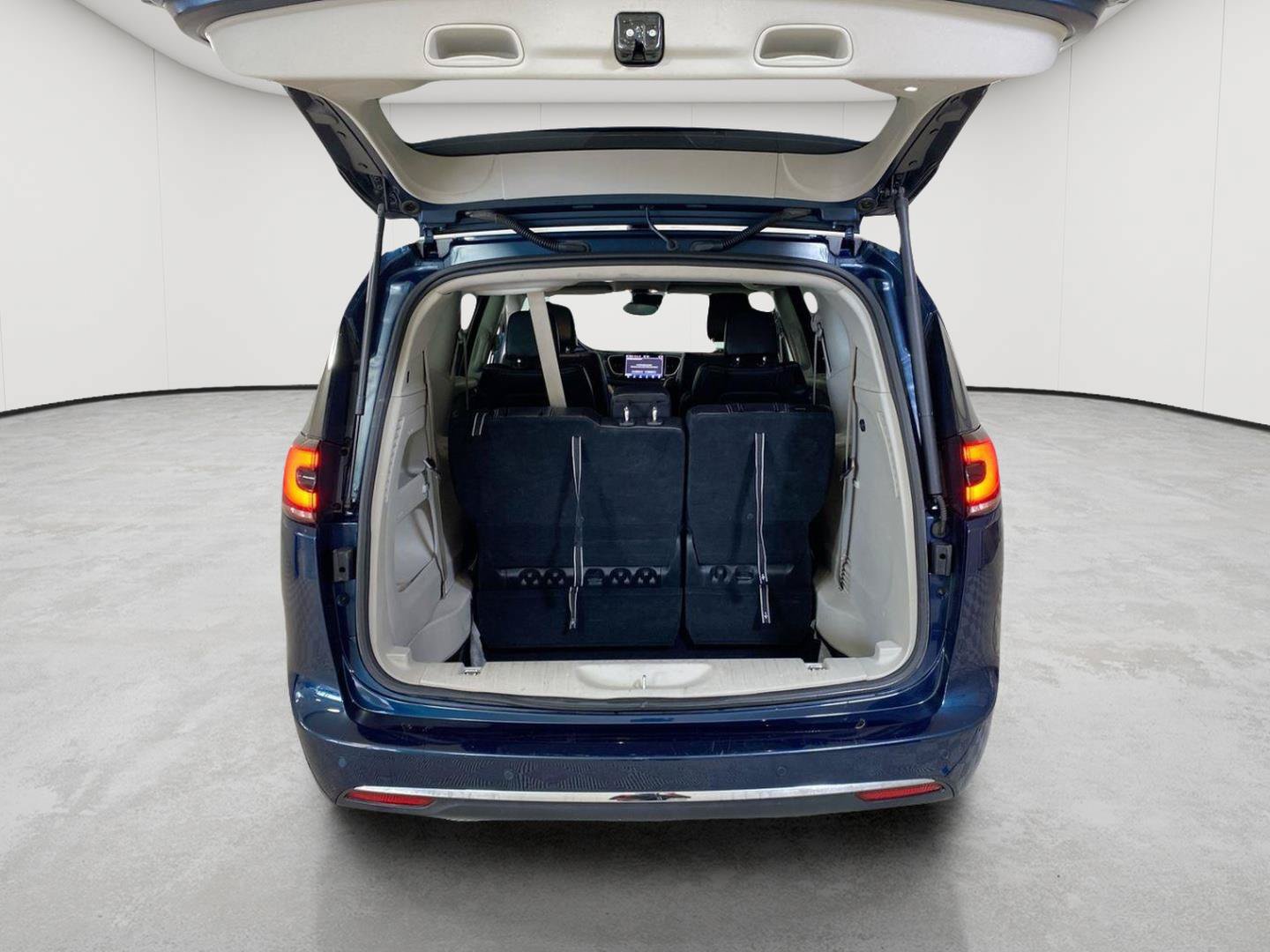 Used 2023 Chrysler Pacifica Touring-L FWD image 16